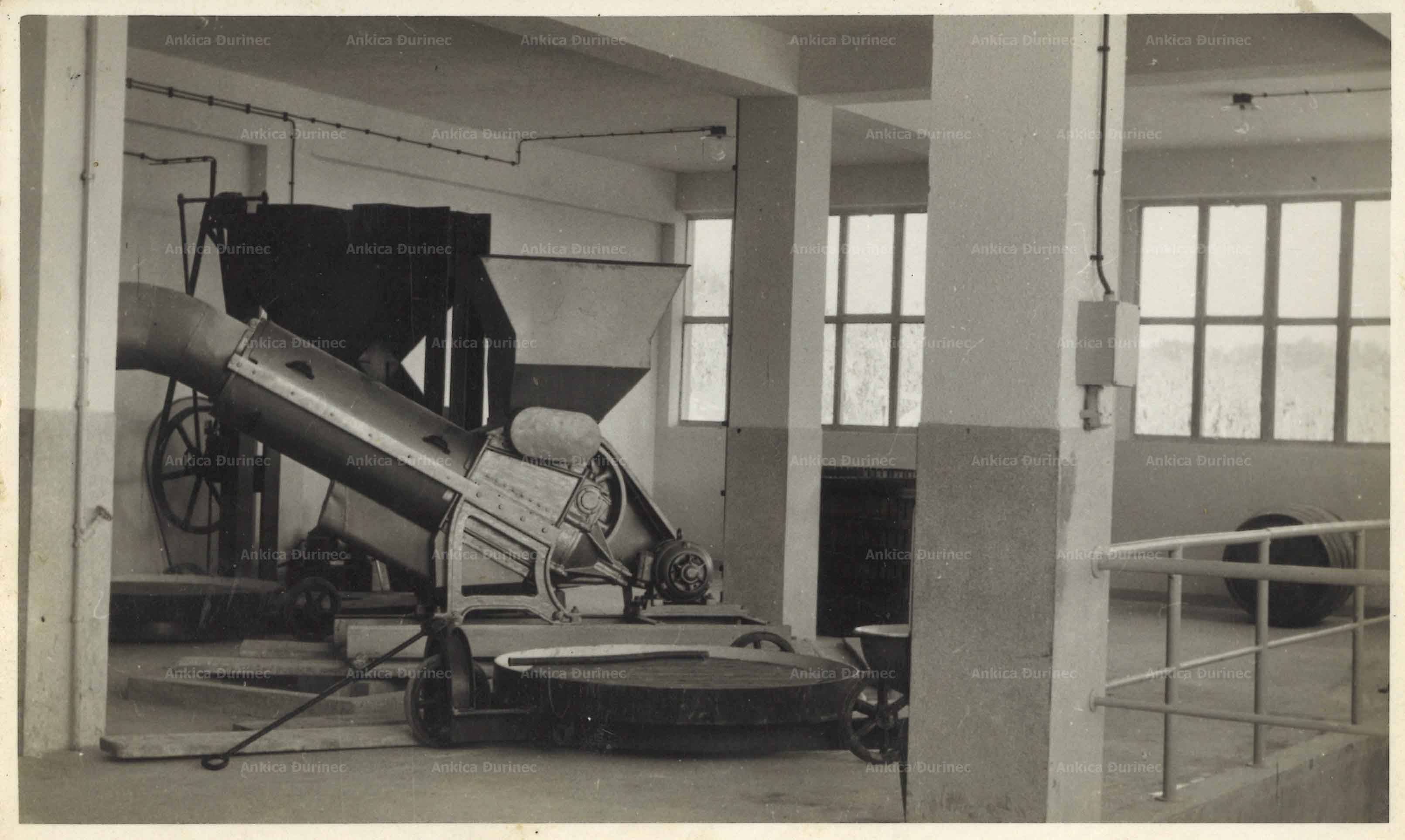 Fotografija preše za grožđe u podrumu Moslavačkog vinogorja – Voloder, 1959.