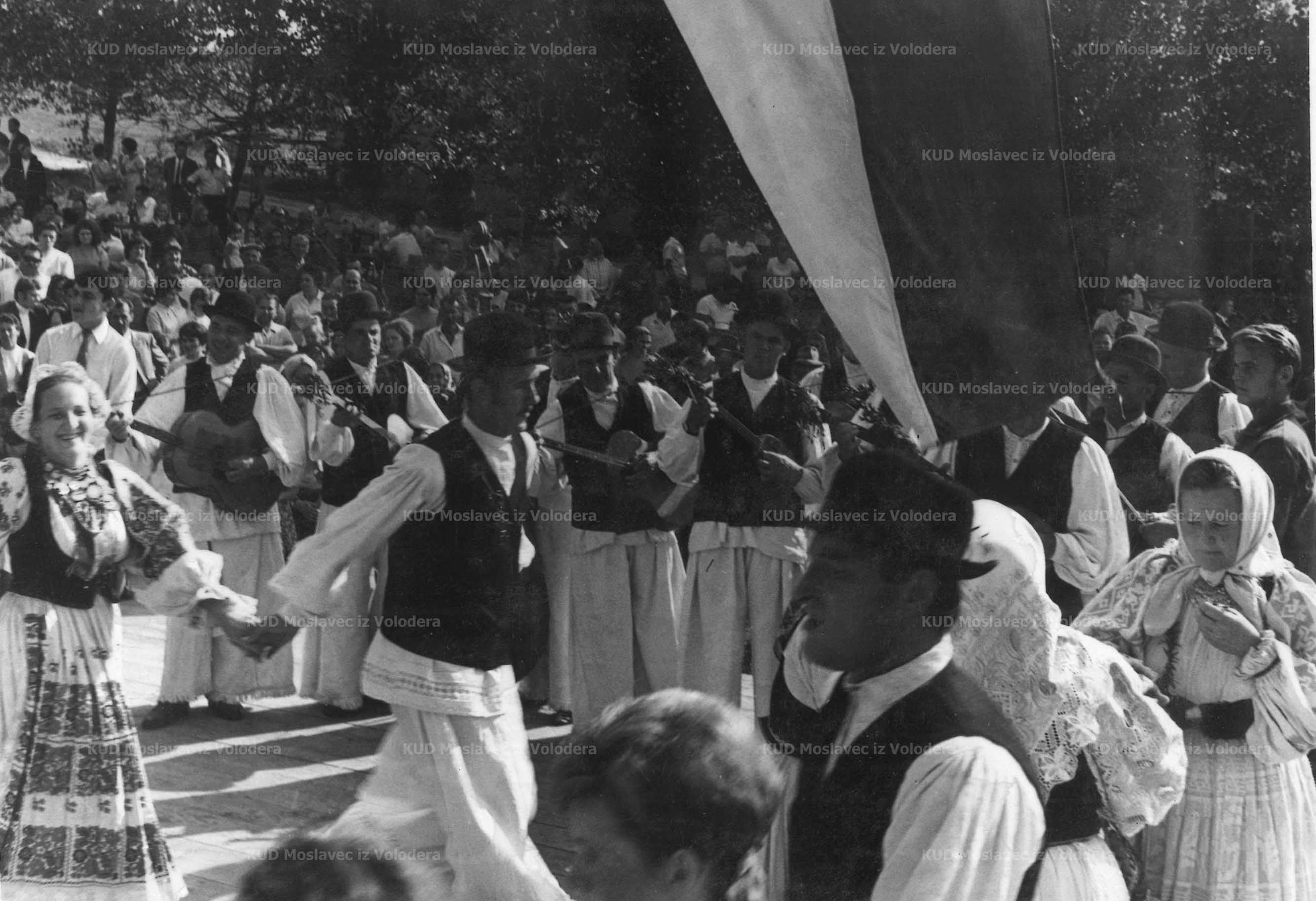 Fotografija nastupa KUD-a Moslavec iz Volodera na II. Voloderskim jesenima, 1968.