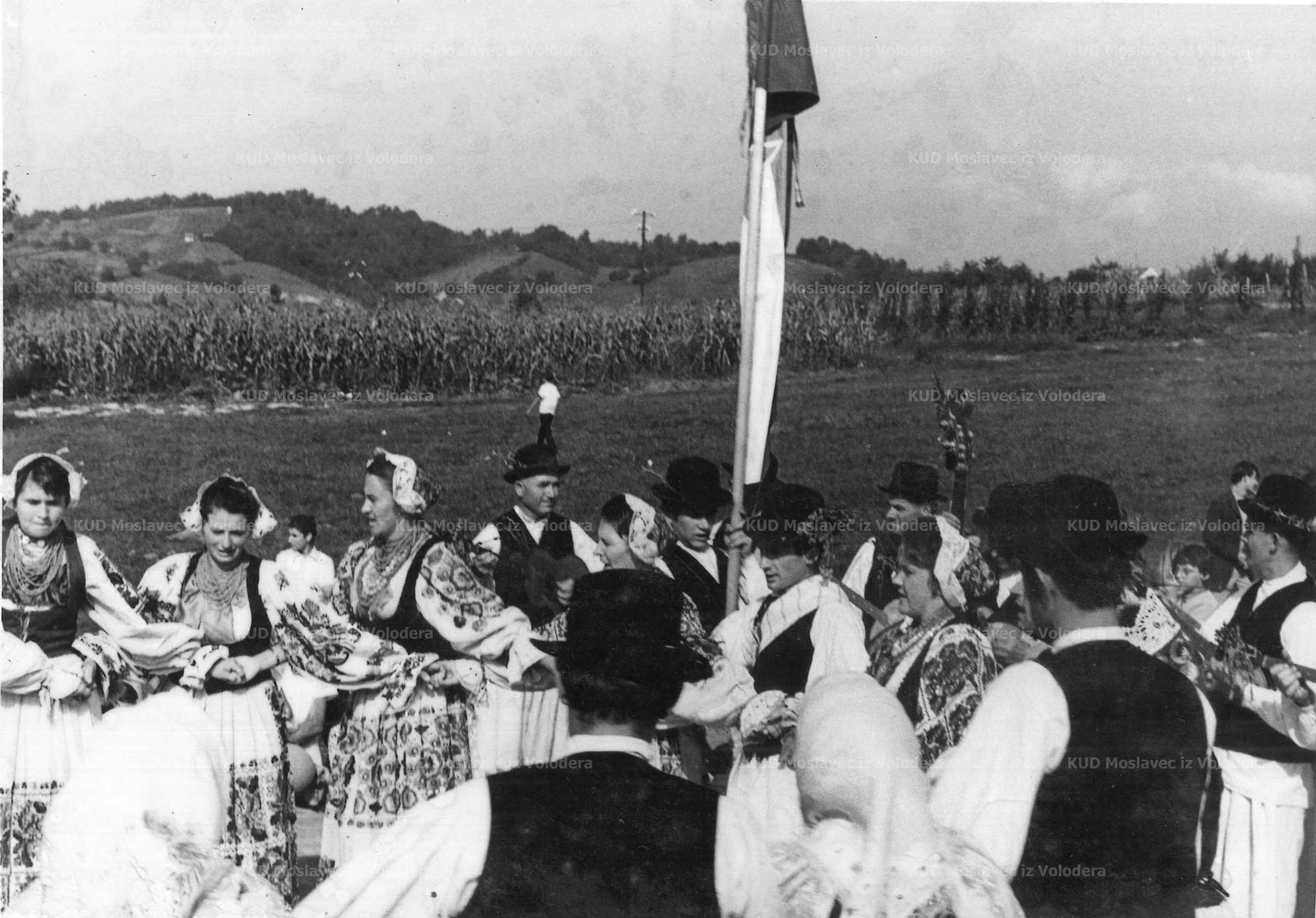 Fotografija nastupa KUD-a Moslavec iz Volodera na II. Voloderskim jesenima, 1968.