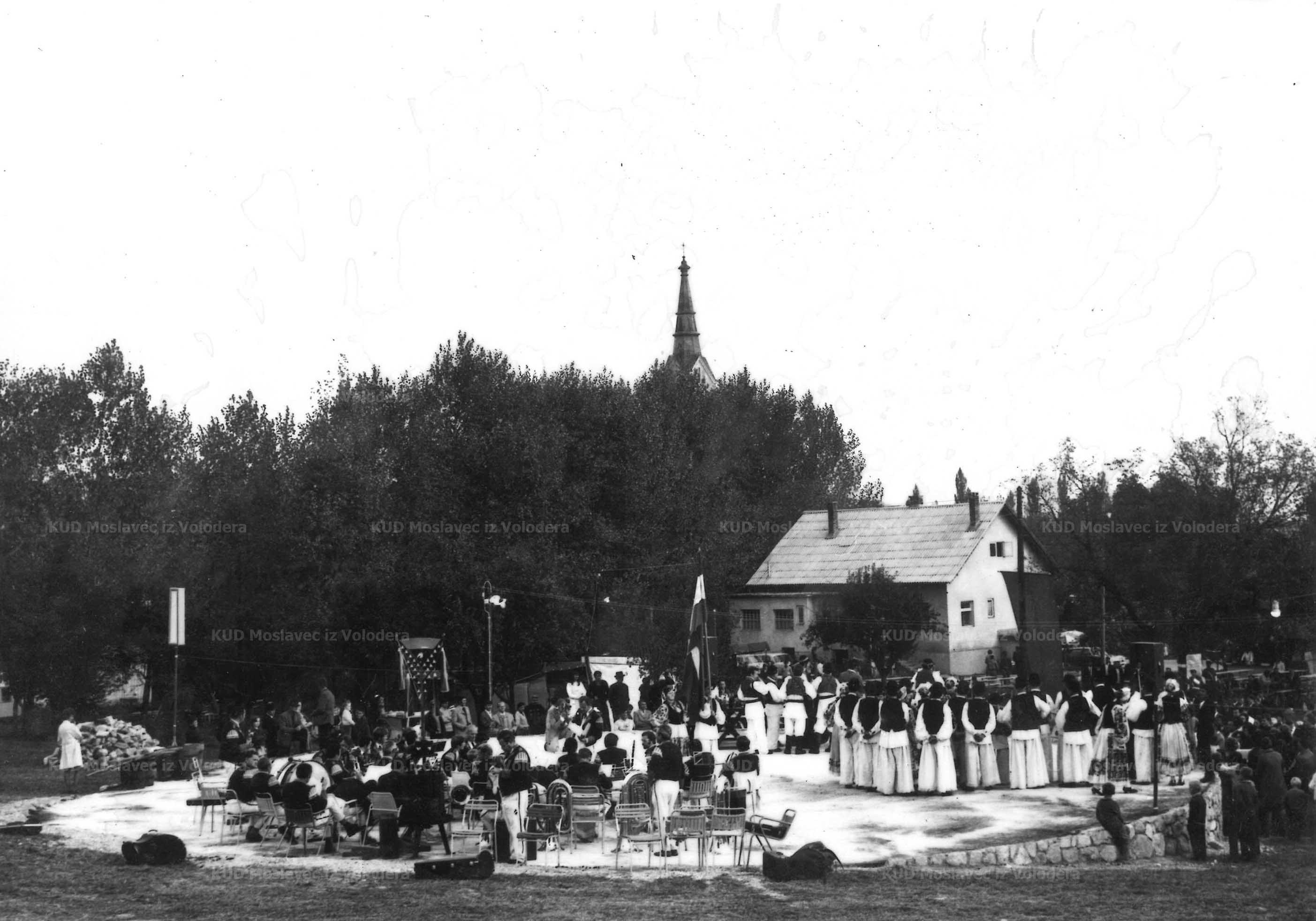 Fotografija nastupa KUD-a Moslavec iz Volodera na II. Voloderskim jesenima, 1968.